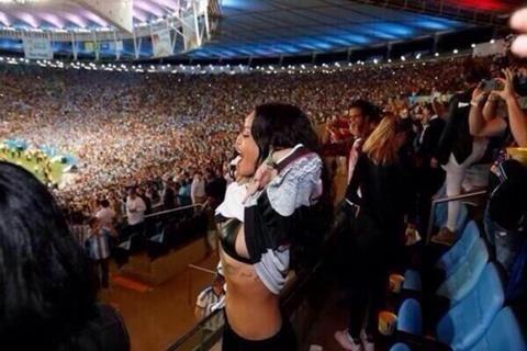Rihanna flashing
